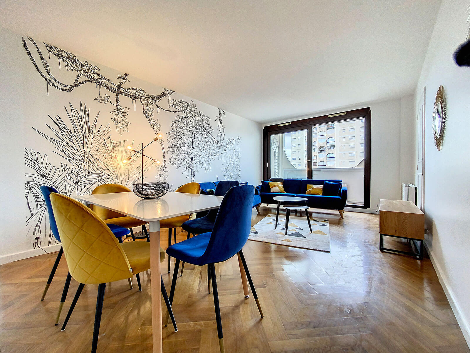 Séjour rénové d'un appartement, investissement locatif clé en main à Paris