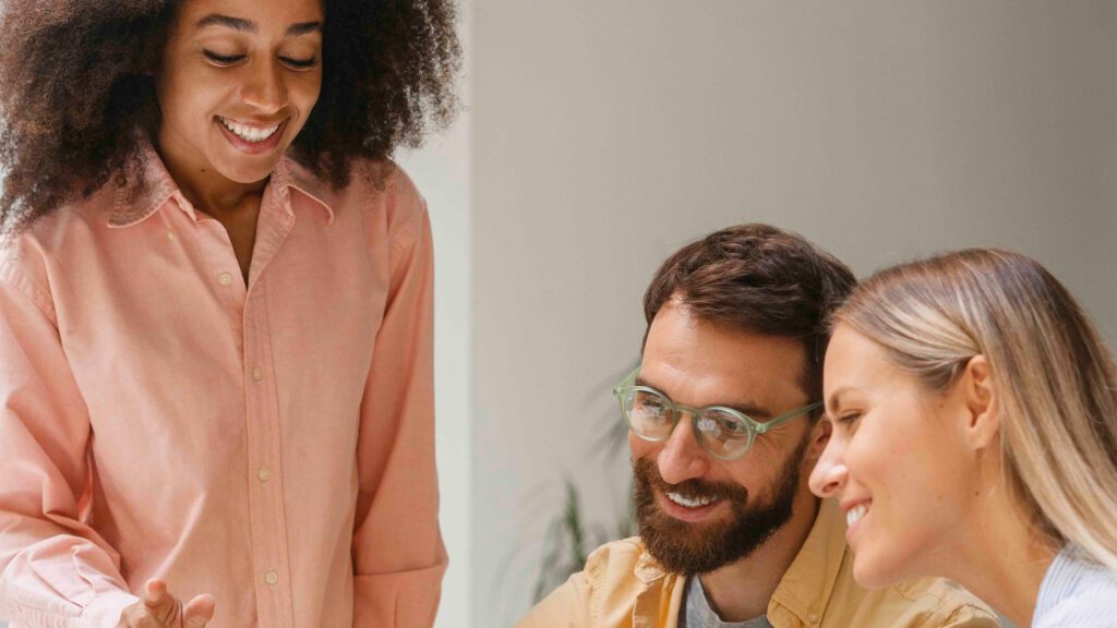 La SARL de famille n'est pas une forme juridique à part entière. C'est une option fiscale ouverte à une SARL classique, réservée aux membres d'une même famille (parents en ligne directe, frères et sœurs, conjoints ou partenaires de PACS).